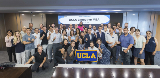 UCLA MBA 학생들과 교수진이 SK T타워에서 단체 기념사진을 촬영하고 있고 있다. SKT 제공